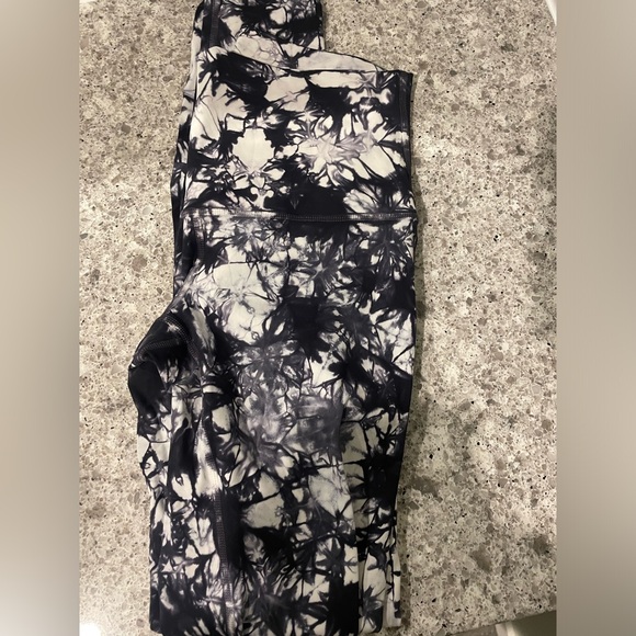 Lululemon wunder under high rise reversible tye dye workout tights - Picture 3 of 3